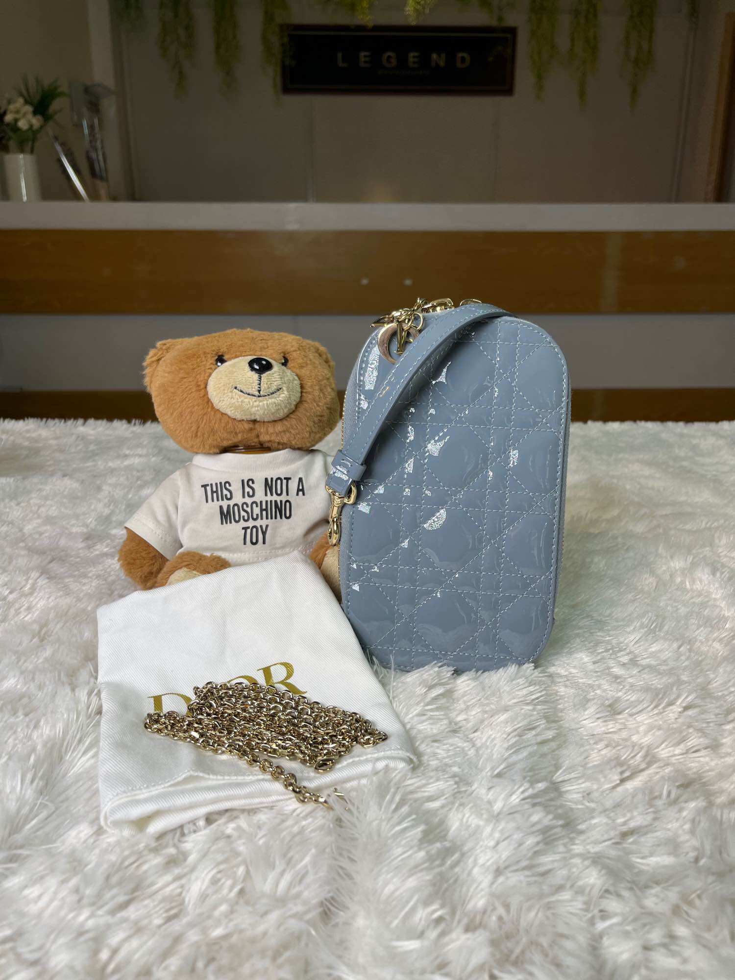 กระเป๋าและอุปกรณ์เสริมการเดินทาง Dior ที่วางโทรศัพท์คุณหญิง ราคา 19,000 บาท*ส่งฟรี