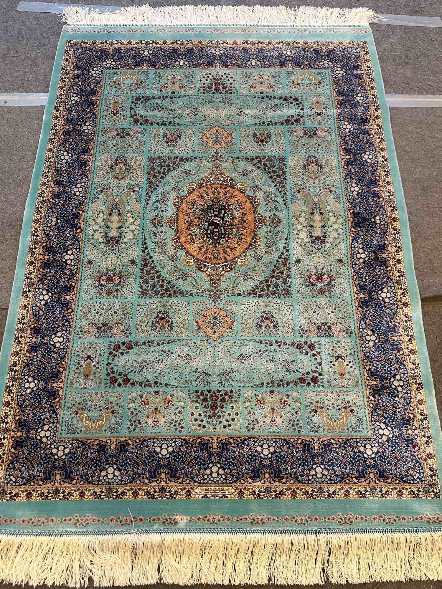 Persian Cotton Silk Carpet 5×3 ft | Machine & Hand Made in Iran | Luxury Medallion Rug ราคา 45,000 บาท*ส่งฟรี