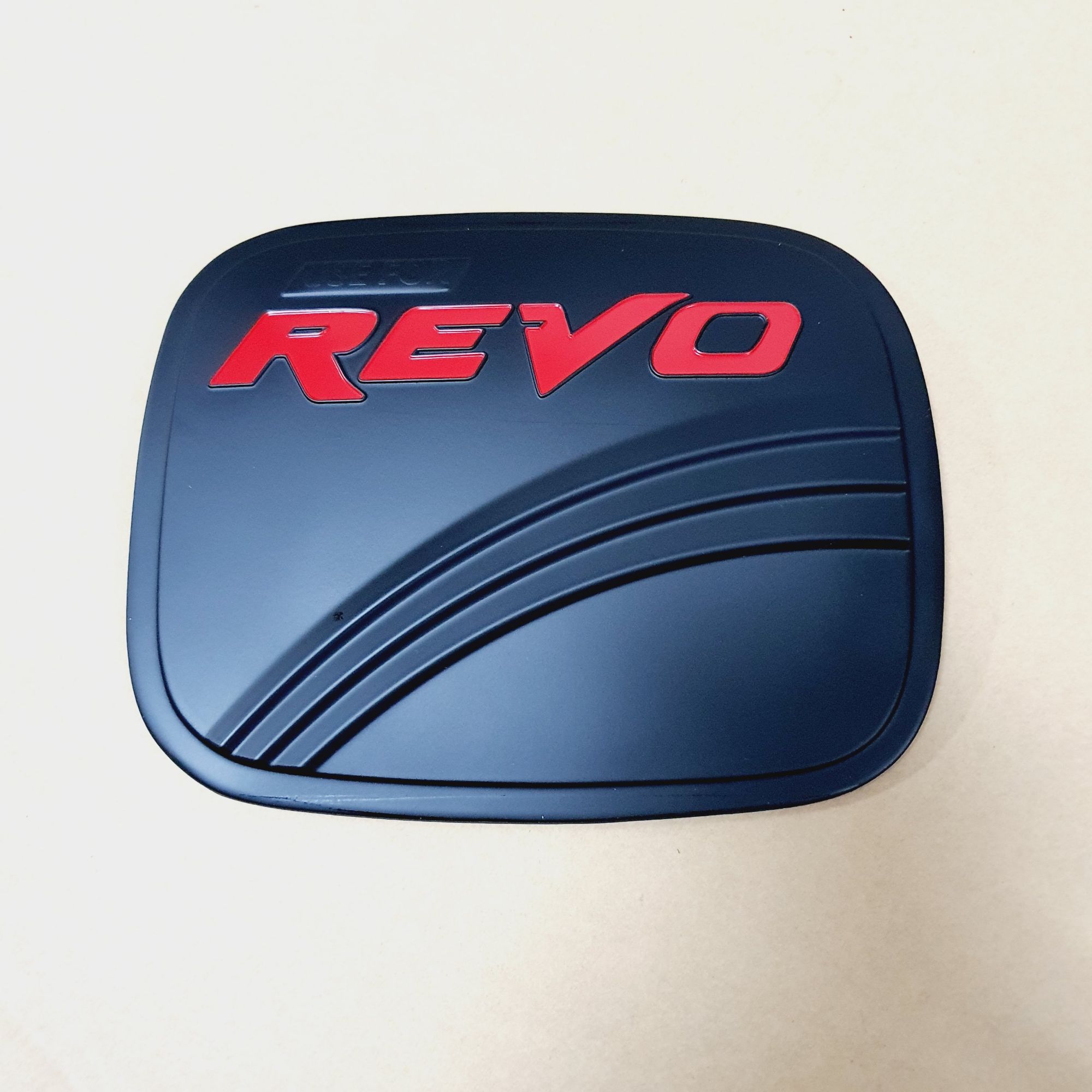 ครอบฝาถังน้ำมัน Toyota Revo ดำด้านโลโก้แดง มีทั้งตัวสูงและตัวเตี้ย ใส่ปี 2015 ถึง 2024