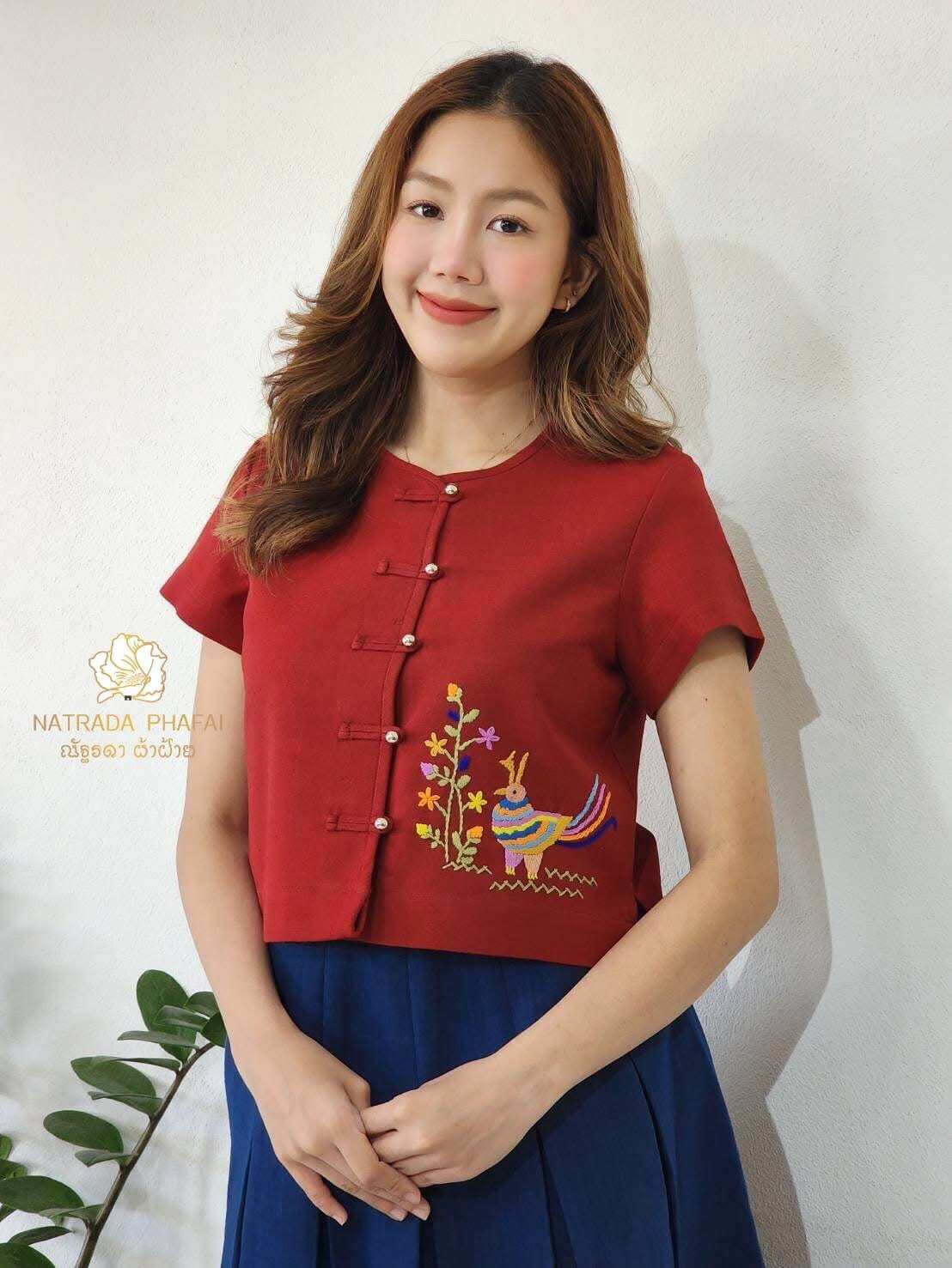Round Neck, Handwoven Cotton Fabric, Embroidered with Chickens. ราคา 790 บาท*ส่งฟรี