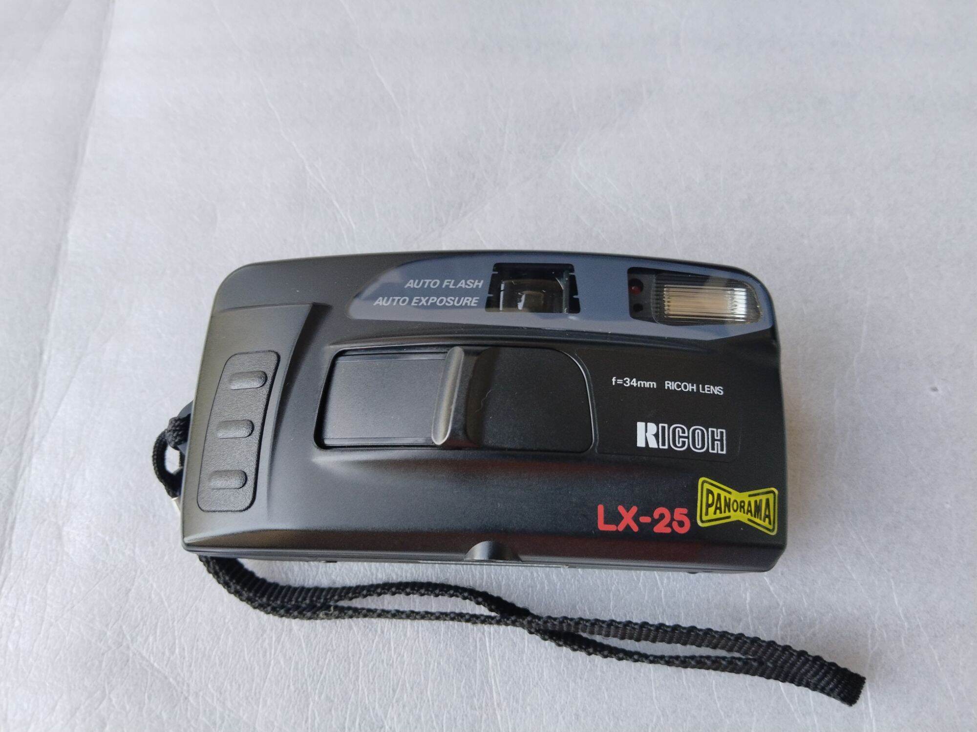 กล้องถ่ายรูปและอุปกรณ์ถ่ายภาพ กล้องฟิล์ม Ricoh LX-25 ใช้งานได้ปกติ ตำหนิจอหลังใช้ไม่ได้ มีรอยร้าวที่มือชี้