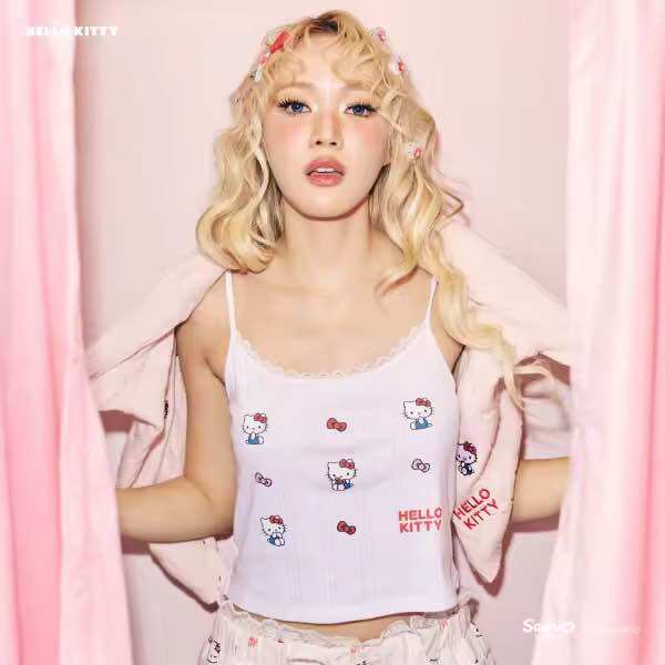 🤍 💖 New+Ready to Ship 💖 🤍 Endless Brand Singlet Shirt ♾️ Holiday X Kitty 💖 Looks Beautiful, Cute Pattern. 📸 Take Beautiful Photos, Good Fabric, Comfortable to Wear. 🤍 ราคา 2,090 บาท*ส่งฟรี