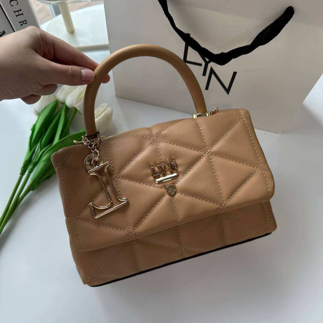 กระเป๋าสะพาย lyn มีหูจับ ทรง coco สุดคลาสสิก มีสายยาวให้น้า