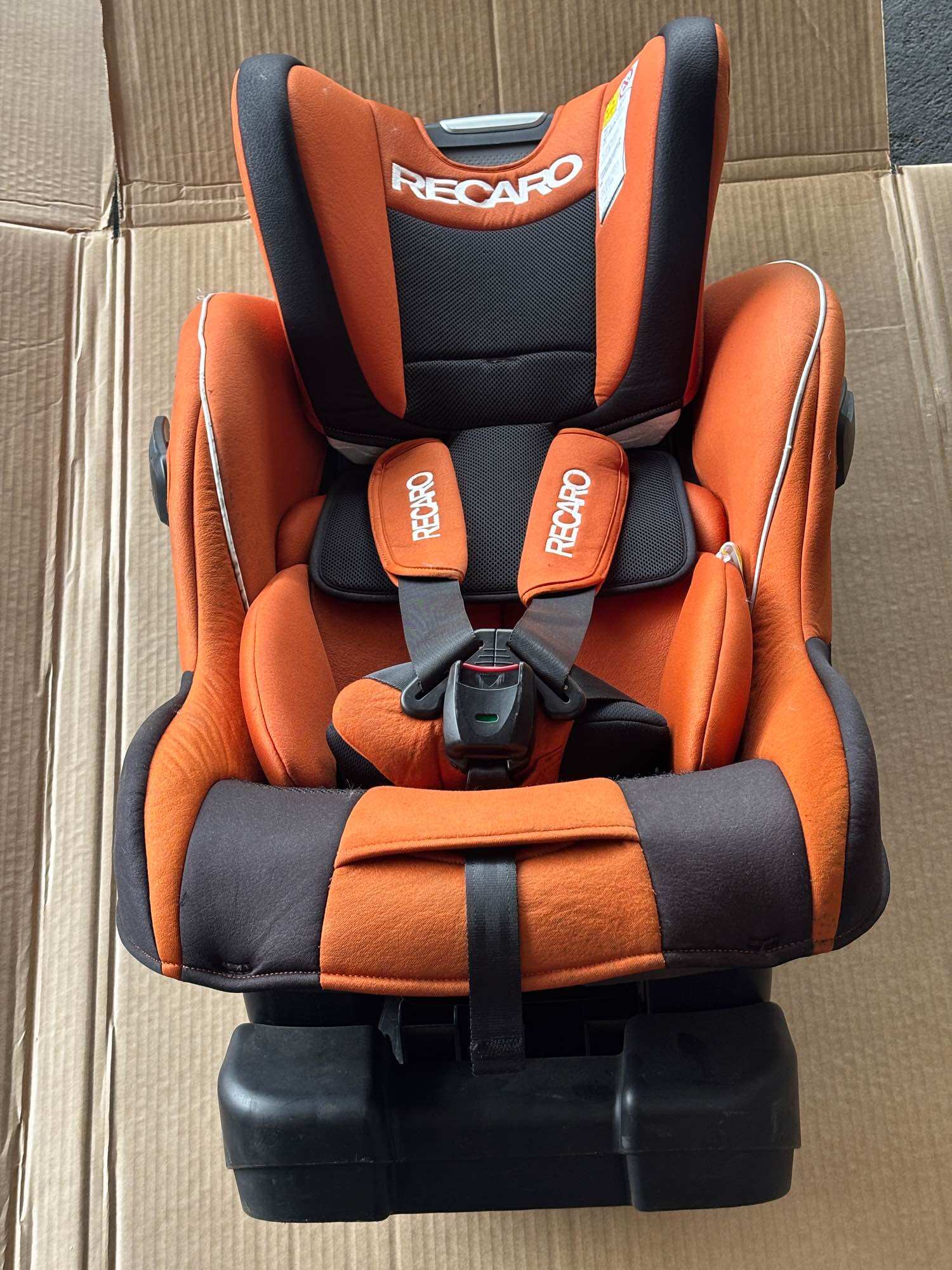 ที่นั่งเด็ก RECARO สีส้มดำ พร้อมสายรัด ใช้ในรถ มือสองแท้ญี่ปุ่น สินค้ามีตำหนิตามสภาพ