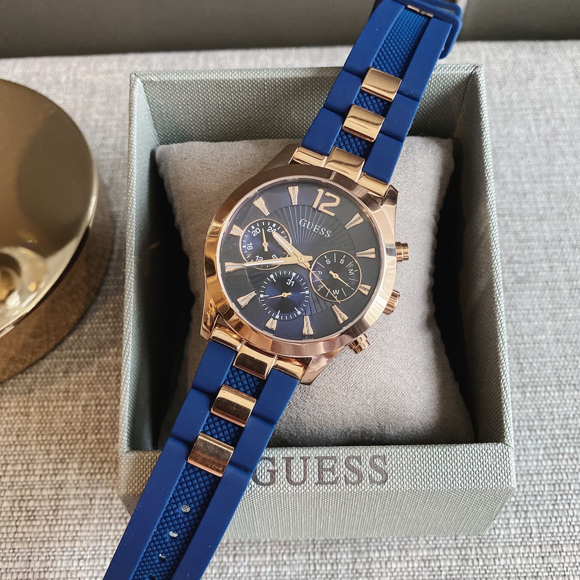 ??ของแท้ 100%?? นาฬิกาข้อมือ สีน้ำเงิน GUESS Women's Stainless Steel Analog Quartz Watch with Silicone Strap, Blue, 22 (Model: U1294L2) ??ของแท้ 100%?? นาฬิกาข้อมือ สีน้ำเงิน GUESS Women's Stainless Steel Analog Quartz Watch with Silicone Strap, Blue, 22 (Model: U1294L2)